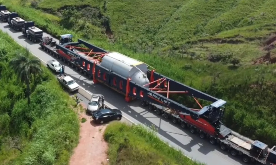 Transporte de carga de quase 500 toneladas provoca interdição temporária na BR-262 nesta terça-feira