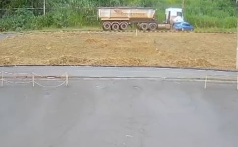 Vídeo mostra colisão entre carro e carreta na MG-436 que deixou três feridos em Barão de Cocais