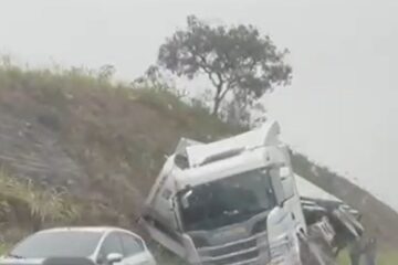 Caminhão carregado com carne tomba na MG-129, em Itabira