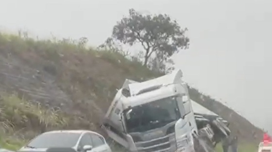 Caminhão carregado com carne tomba na MG-129, em Itabira
