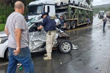 Motorista de carro morre após batida frontal com carreta na BR-381, em São Gonçalo do Rio Abaixo