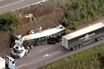 Carreta com carga de mexerica despenca de ribanceira e interdita BR-381 em Brumadinho