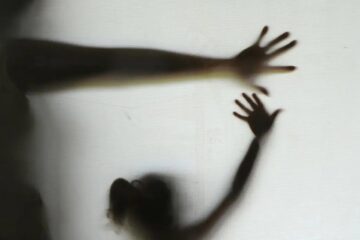 Matar filhos ou familiares para ferir a mãe passa a ser crime de vicaricídio, com pena de até 40 anos; entenda