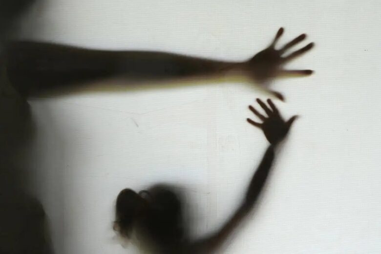 Matar filhos ou familiares para ferir a mãe passa a ser crime de vicaricídio, com pena de até 40 anos; entenda