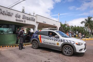 Jair Bolsonaro recebe alta e chega em casa para cumprir prisão domiciliar