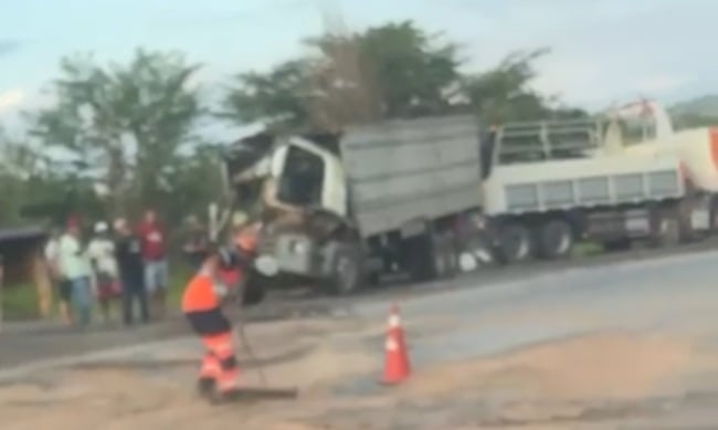 Colisão entre carretas deixa motorista ferido na BR-381, em São Gonçalo do Rio Abaixo