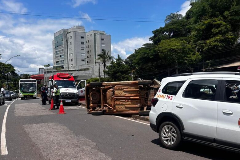 Caminhonete capota após colisão na avenida Carlos Drummond de Andrade, em Itabira