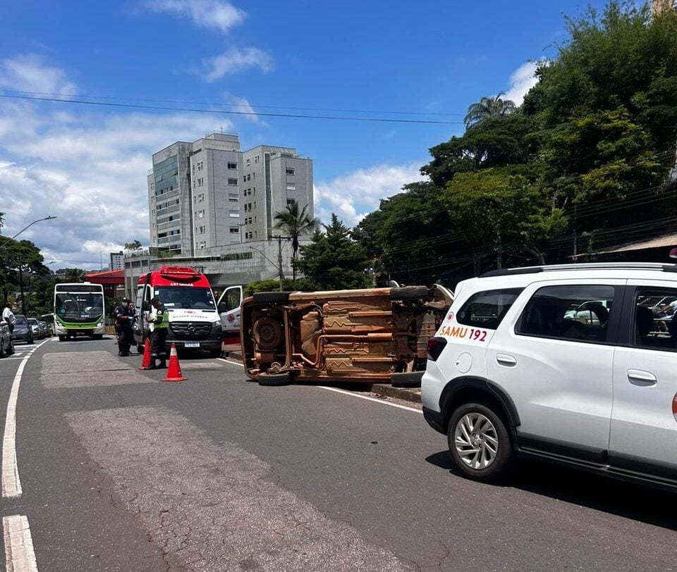 Caminhonete capota após colisão na avenida Carlos Drummond de Andrade, em Itabira