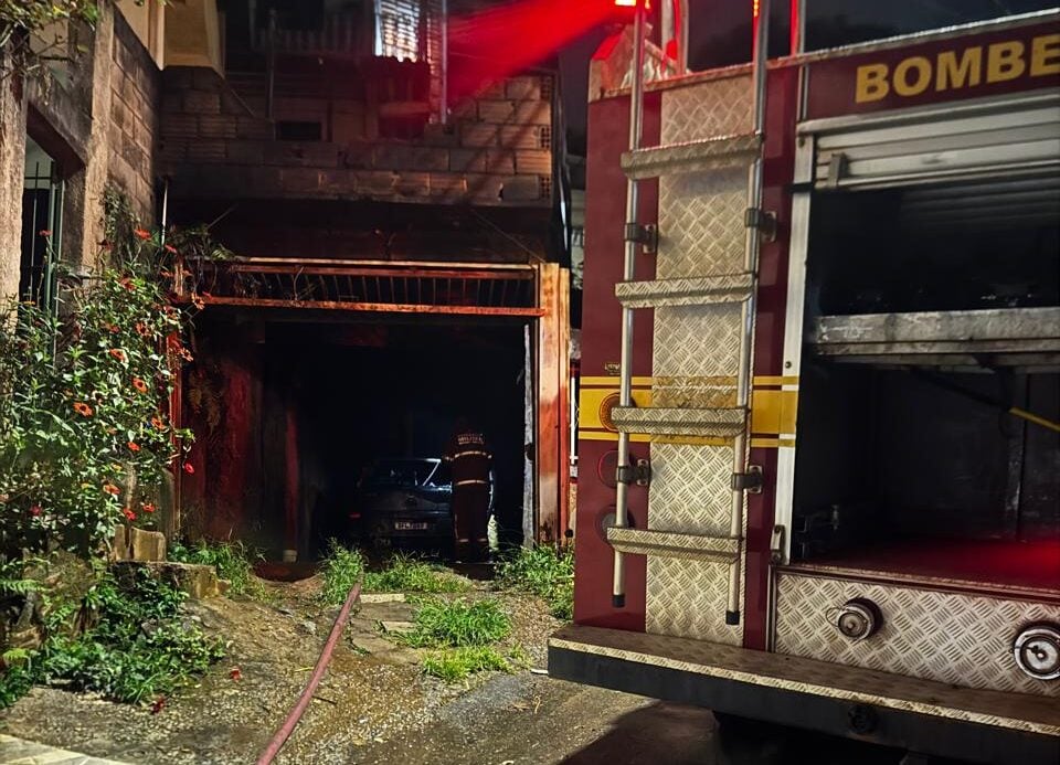 Incêndio destrói veículo em garagem e deixa estrutura comprometida em João Monlevade