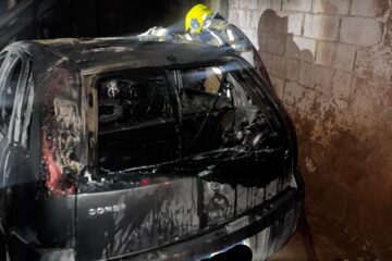 Incêndio destrói veículo em garagem e deixa estrutura comprometida em João Monlevade