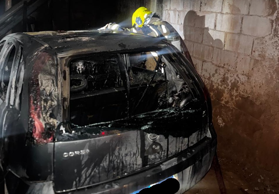 Incêndio destrói veículo em garagem e deixa estrutura comprometida em João Monlevade