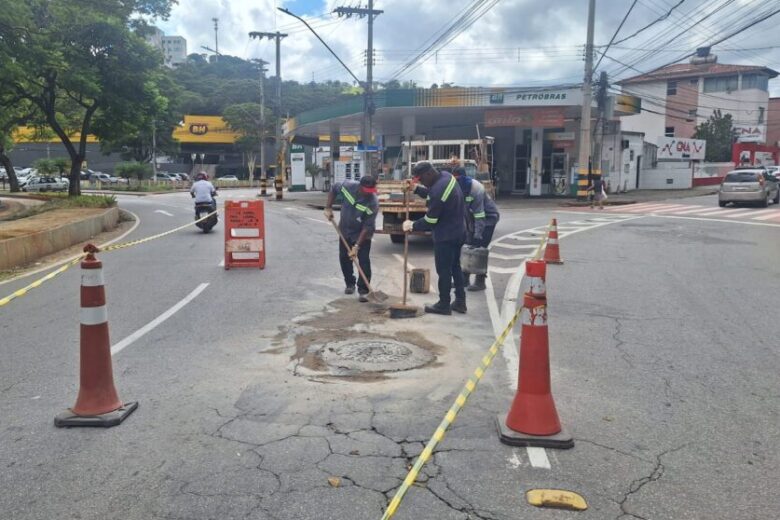 Saae realiza manutenção em bueiro na praça Dr. Acrísio Alvarenga, no Centro de Itabira