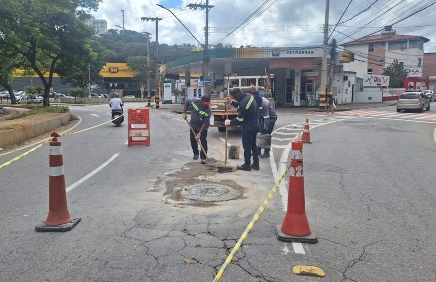 Saae realiza manutenção em bueiro na praça Dr. Acrísio Alvarenga, no Centro de Itabira