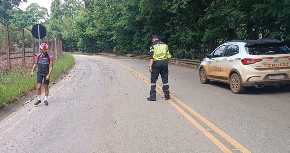 Cascalho espalhado na Estrada 105 coloca em risco motociclistas em Itabira