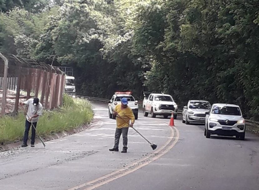 Cascalho espalhado na Estrada 105 coloca em risco motociclistas em Itabira