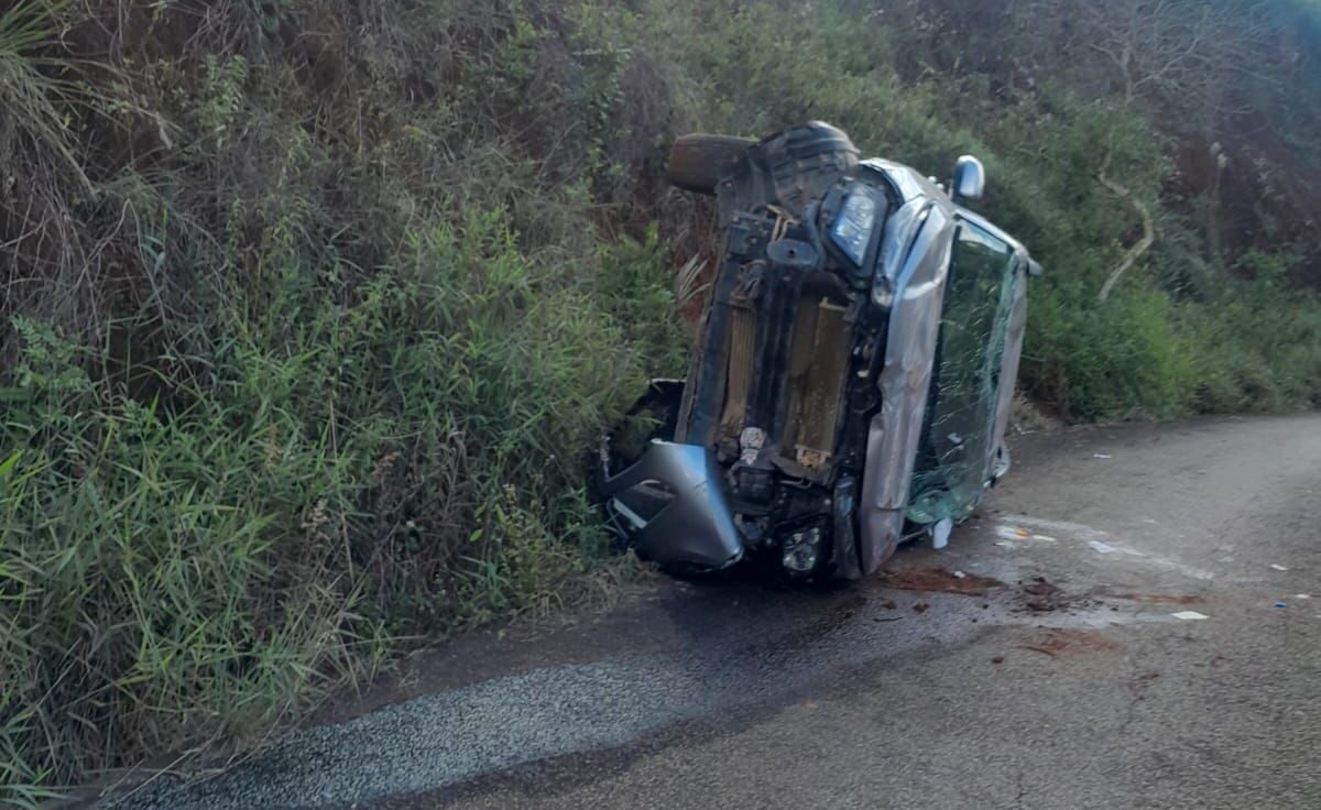 Motorista fica ferido após caminhonete bater em poste e capotar no Pau de Angu, em Itabira