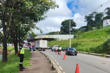 Motociclista fica ferida após colidir na traseira de caminhão na avenida Cristina Gazire, em Itabira