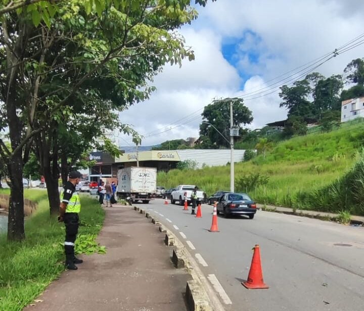 Motociclista fica ferida após colidir na traseira de caminhão na avenida Cristina Gazire, em Itabira