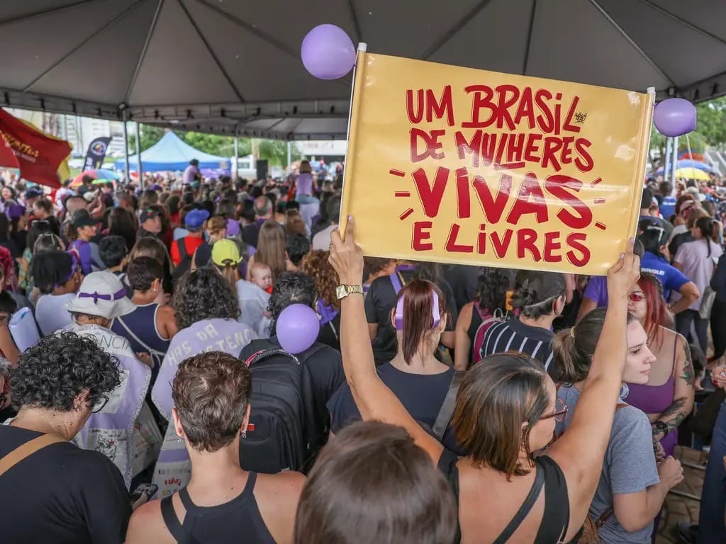 Para além das homenagens: Dia da Mulher marca conquistas históricas, mas também desigualdade e violência