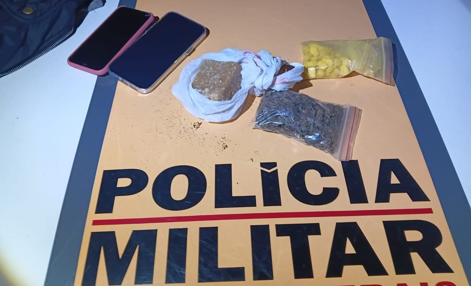 Polícia encontra drogas escondidas com pó de café durante abordagem na MG-010