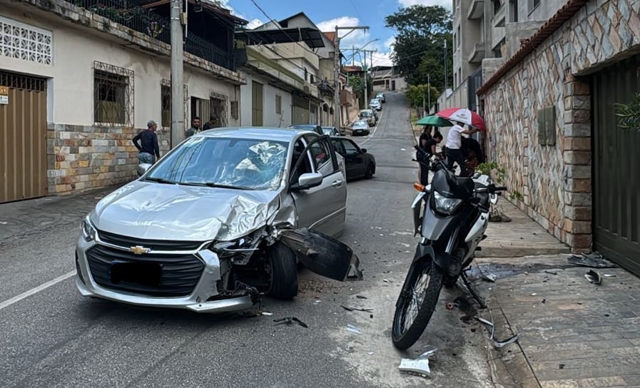 Acidente entre moto e carro deixa motociclista gravemente ferido em João Monlevade