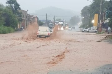 Chuva forte provoca alagamento na MG-129, em Itabira