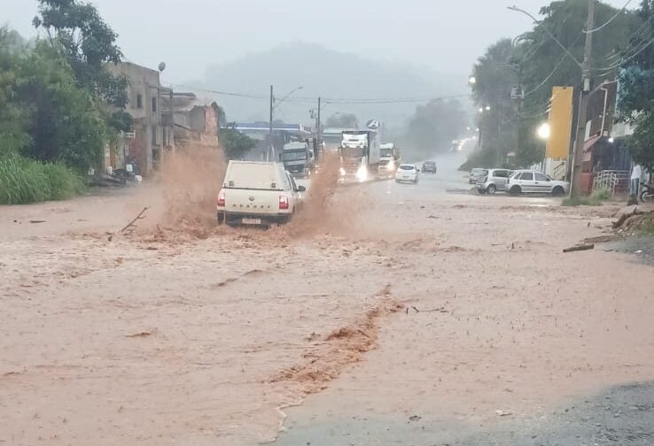 Chuva forte provoca alagamento na MG-129, em Itabira