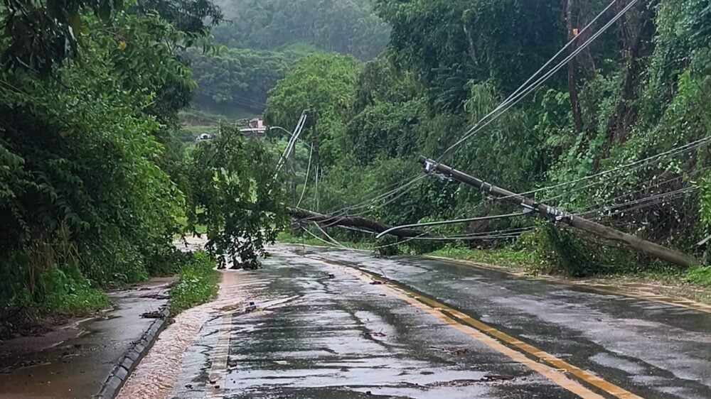 Temporal provoca alagamentos e bloqueia trecho da MGC-120, em Nova Era