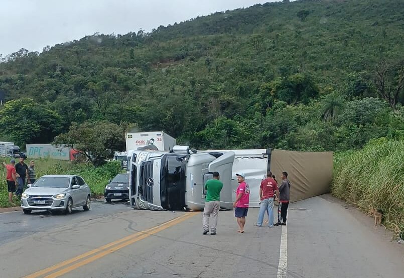 Carreta bitrem tomba na BR-381 e provoca congestionamento nos dois sentidos da rodovia