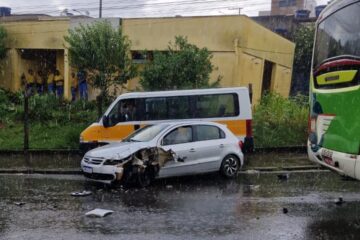 Colisão entre carro e ônibus é registrada no bairro Fênix, em Itabira