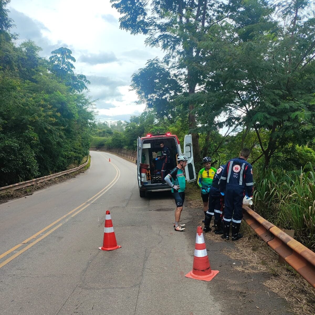 Ciclista se fere após queda na Estrada 105, neste sábado