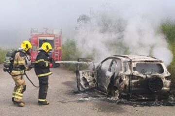Carro pega fogo perto da Unifei e pode ter sido usado na fuga de detentos da APAC em Itabira