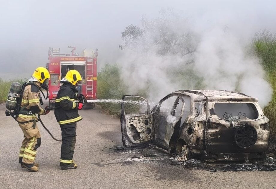 Carro pega fogo perto da Unifei e pode ter sido usado na fuga de detentos da APAC em Itabira