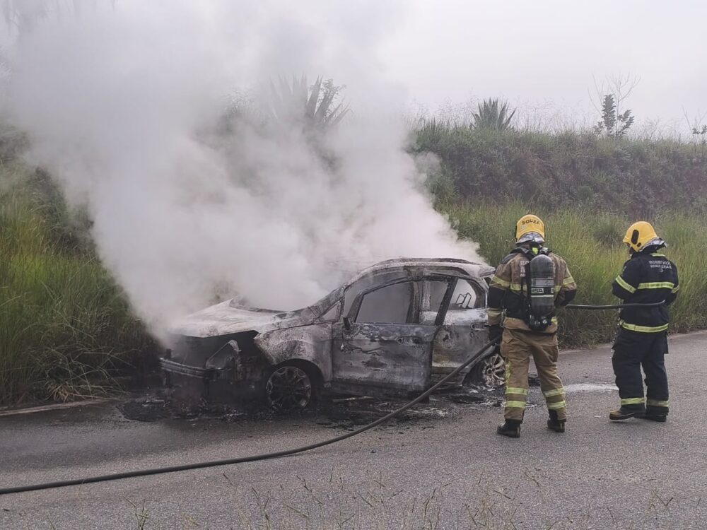 Carro pega fogo perto da Unifei e pode ter sido usado na fuga de detentos da APAC em Itabira