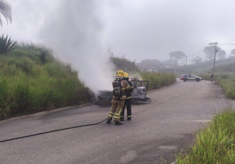 Carro pega fogo perto da Unifei e pode ter sido usado na fuga de detentos da APAC em Itabira