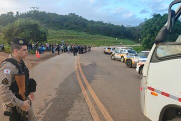 Protesto por asfaltamento do acesso ao distrito de Fonseca reúne 150 pessoas no entroncamento com as MG‑129 e MG‑326