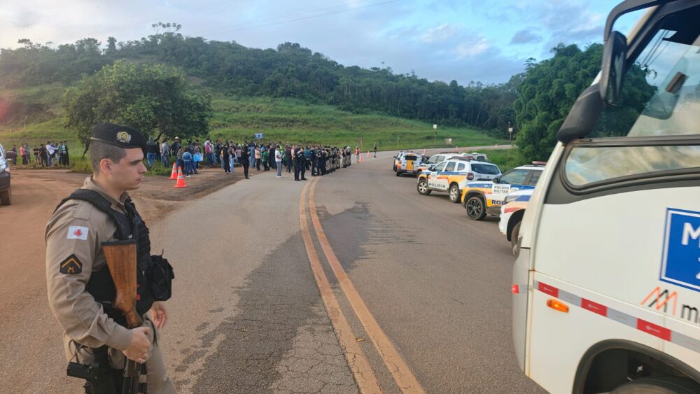 Protesto por asfaltamento do acesso ao distrito de Fonseca reúne 150 pessoas no entroncamento com as MG‑129 e MG‑326
