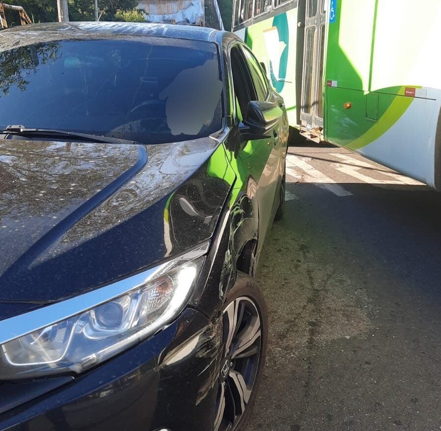 Colisão entre ônibus e carro é registrada na rotatória do bairro Amazonas, em Itabira
