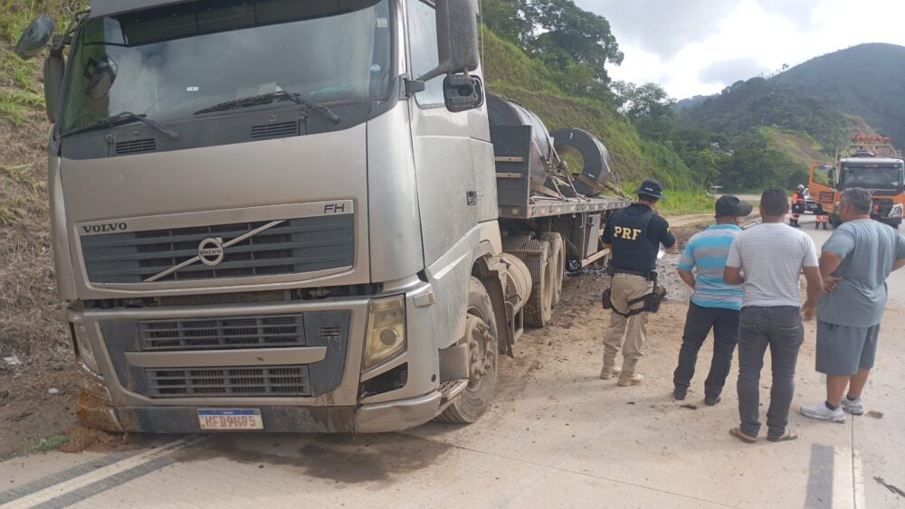 Motociclista morre em grave acidente envolvendo duas carretas na BR-381