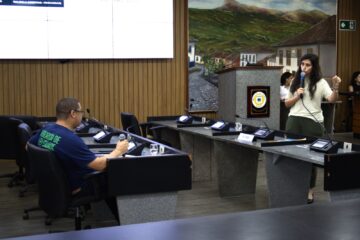 Natália Lacerda explica ao vereador Luiz Carlos o que é o Fundo de Desenvolvimento Econômico, após questionamento sobre uso de recursos
