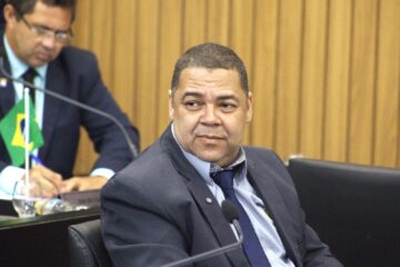 Vereador defende carro para cada parlamentar com verba da Câmara e confronta repórter ao ser questionado sobre custos.