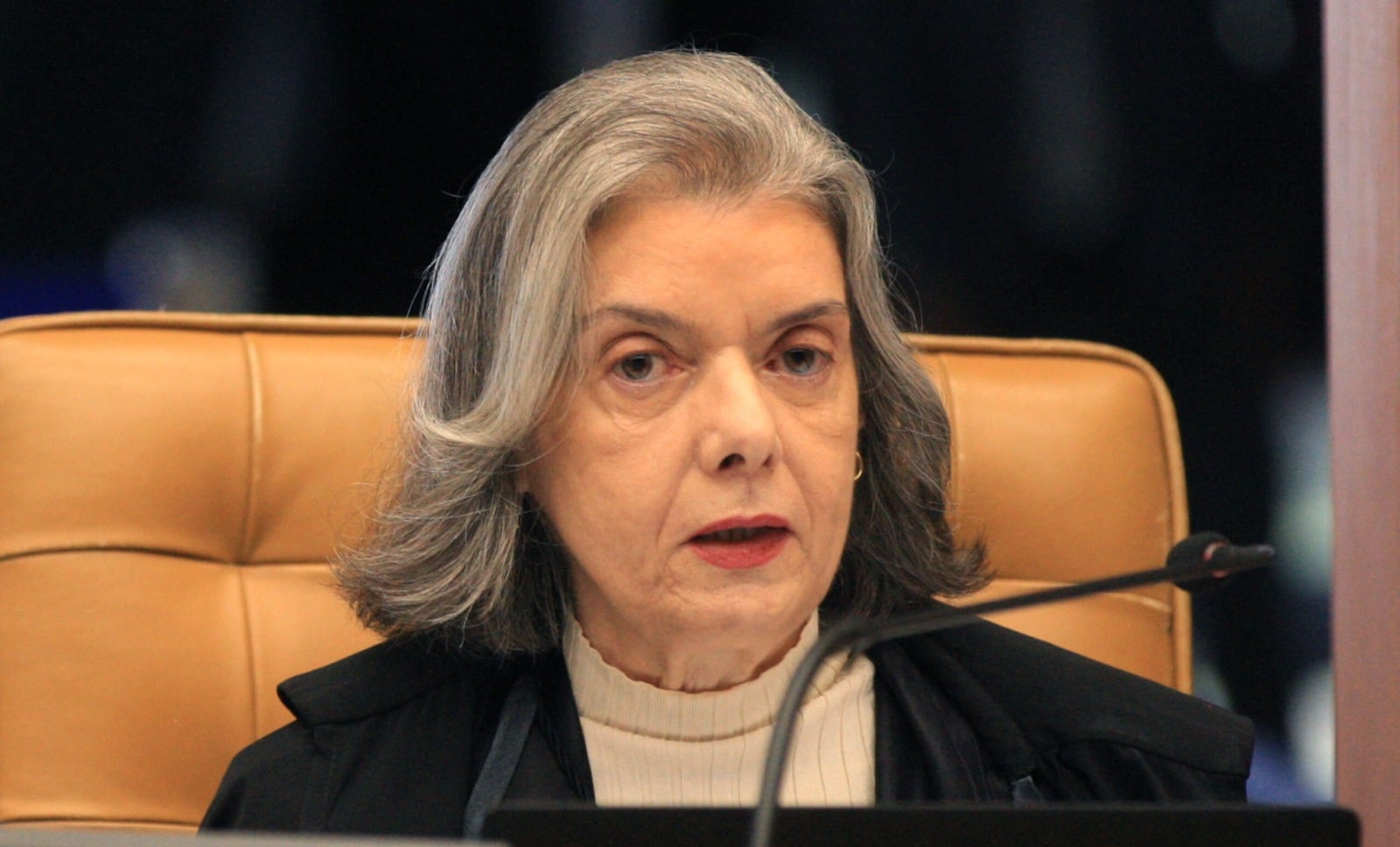 Ministra mineira do STF relata ameaça de bomba em Brasília e faz discurso firme: “Estou vivíssima”