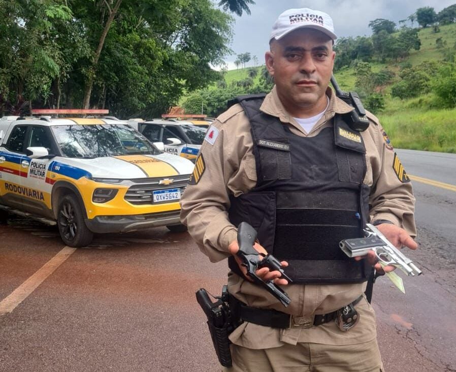 Polícia Militar Rodoviária apreende armas em dois veículos na MG-434