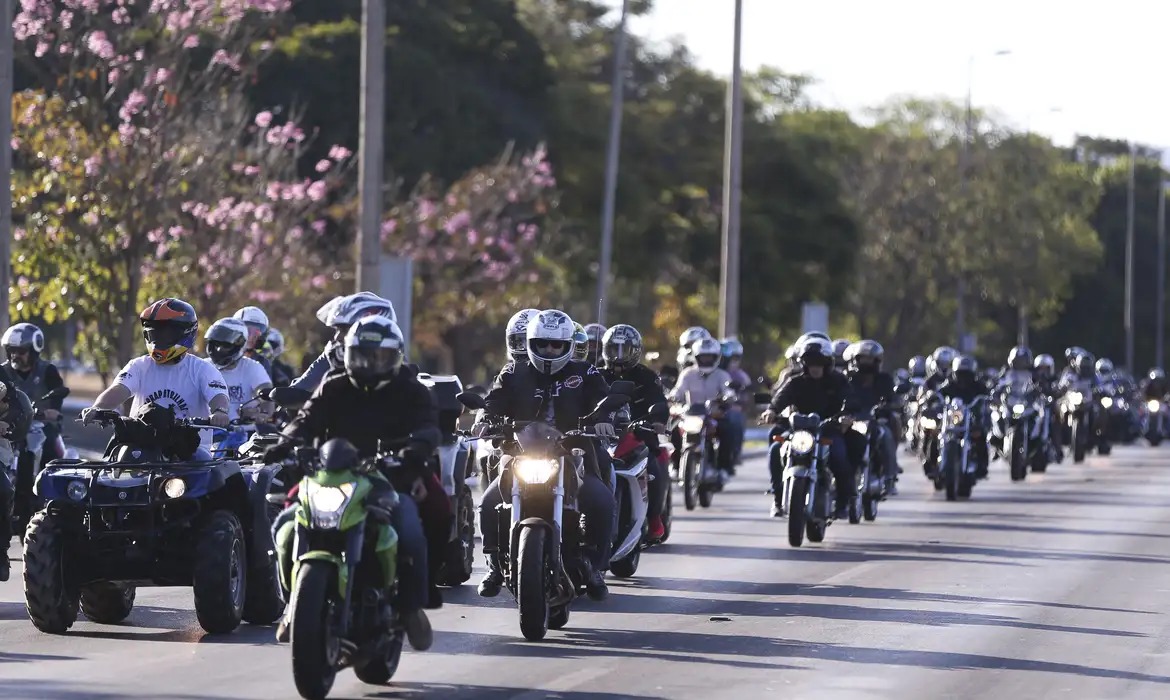 Detran-MG alerta motociclistas sobre riscos e reforça ações educativas no trânsito