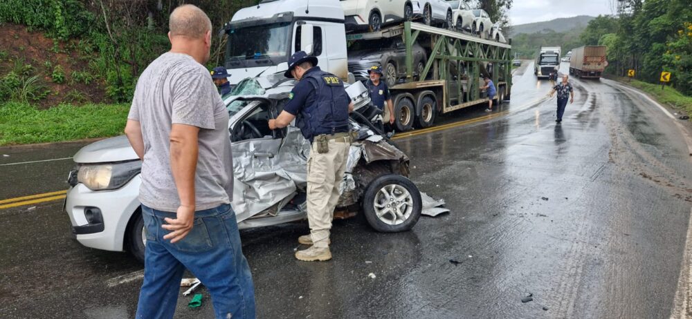 Acidente entre carreta e carro provoca congestionamento na BR-381 entre São Gonçalo e João Monlevade