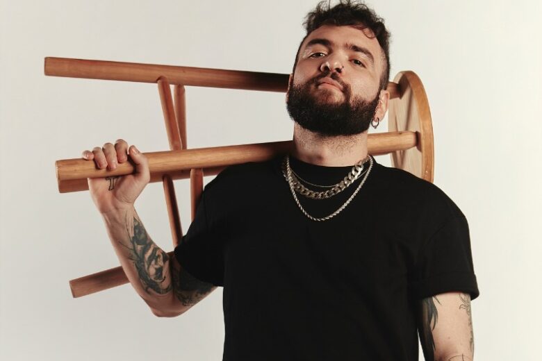 Show de Tiago Santineli sobre religiões de matriz africana provoca protesto e tumulto em BH