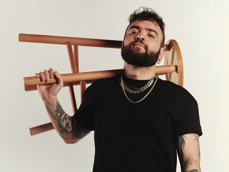 Show de Tiago Santineli sobre religiões de matriz africana provoca protesto e tumulto em BH