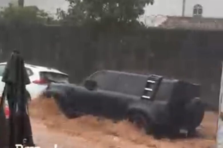 Temporal causa enxurrada em BH e carro do rapper Djonga quase é levado pela correnteza
