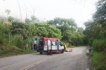 Motociclista derrapa em chorume, invade contramão e se envolve em acidente na Estrada 105, em Itabira