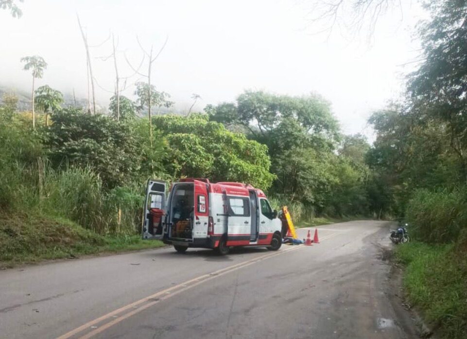 Motociclista derrapa em chorume, invade contramão e se envolve em acidente na Estrada 105, em Itabira